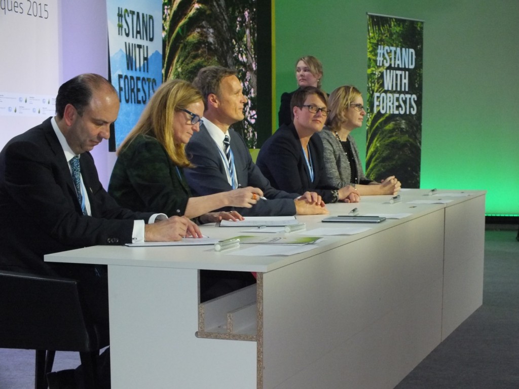 Ministers sign Memorandum of Understanding committing to new financial and implementation goals for REDD+.  | Photo by Steve Zwick